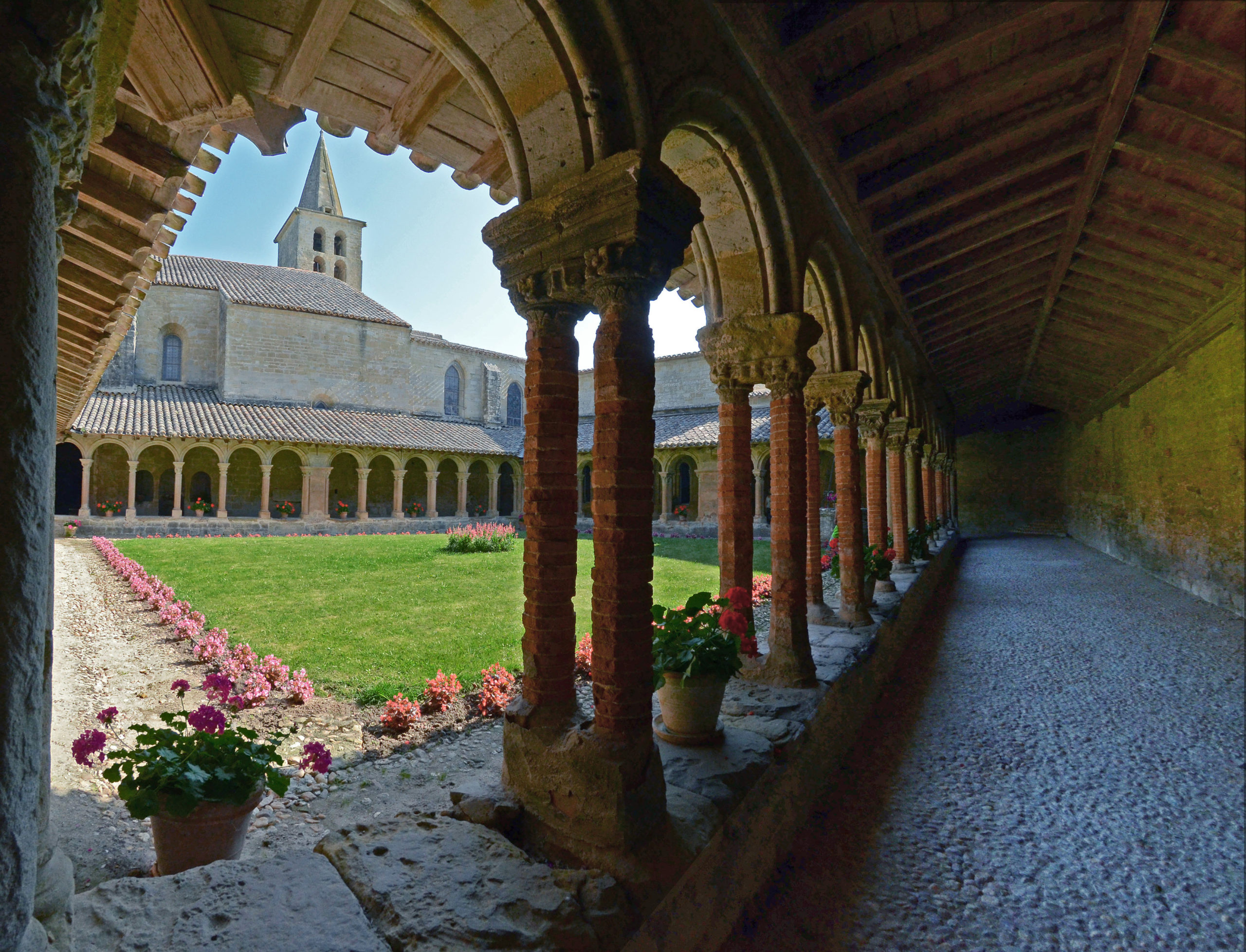 Vue cloître Abbaye Saint-Papoul