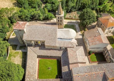 Vue aérienne cloître abbaye Saint-Papoul