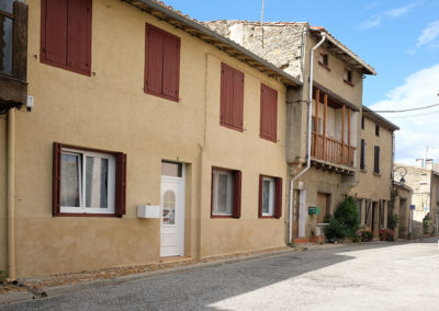 Façade place du Village Saint-Papoul